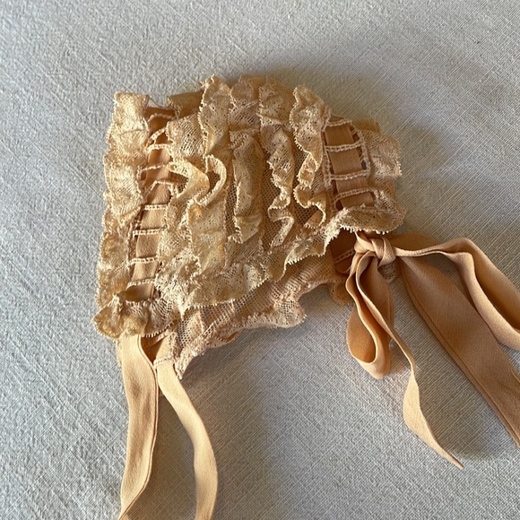 Antique lace and ribbon christening bonnet, ribbon ties under chin and in back - Picture 1 of 11